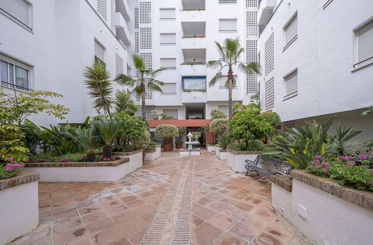 2 Bedroom Apartment in Marbella - Photo 21