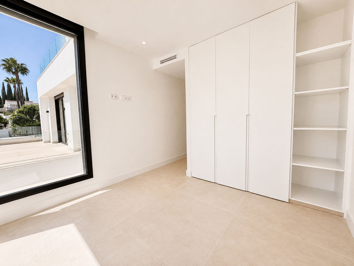 5 Bedroom Villa in Estepona - Photo 19
