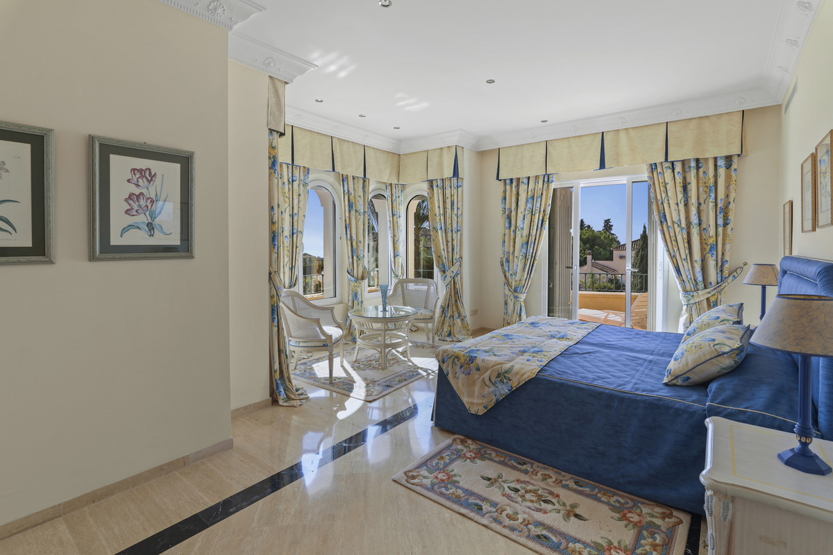 5 Bedroom Villa in Estepona - Photo 32