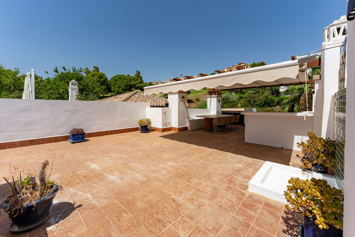 2 Bedroom Penthouse in Benahavís - Photo 31