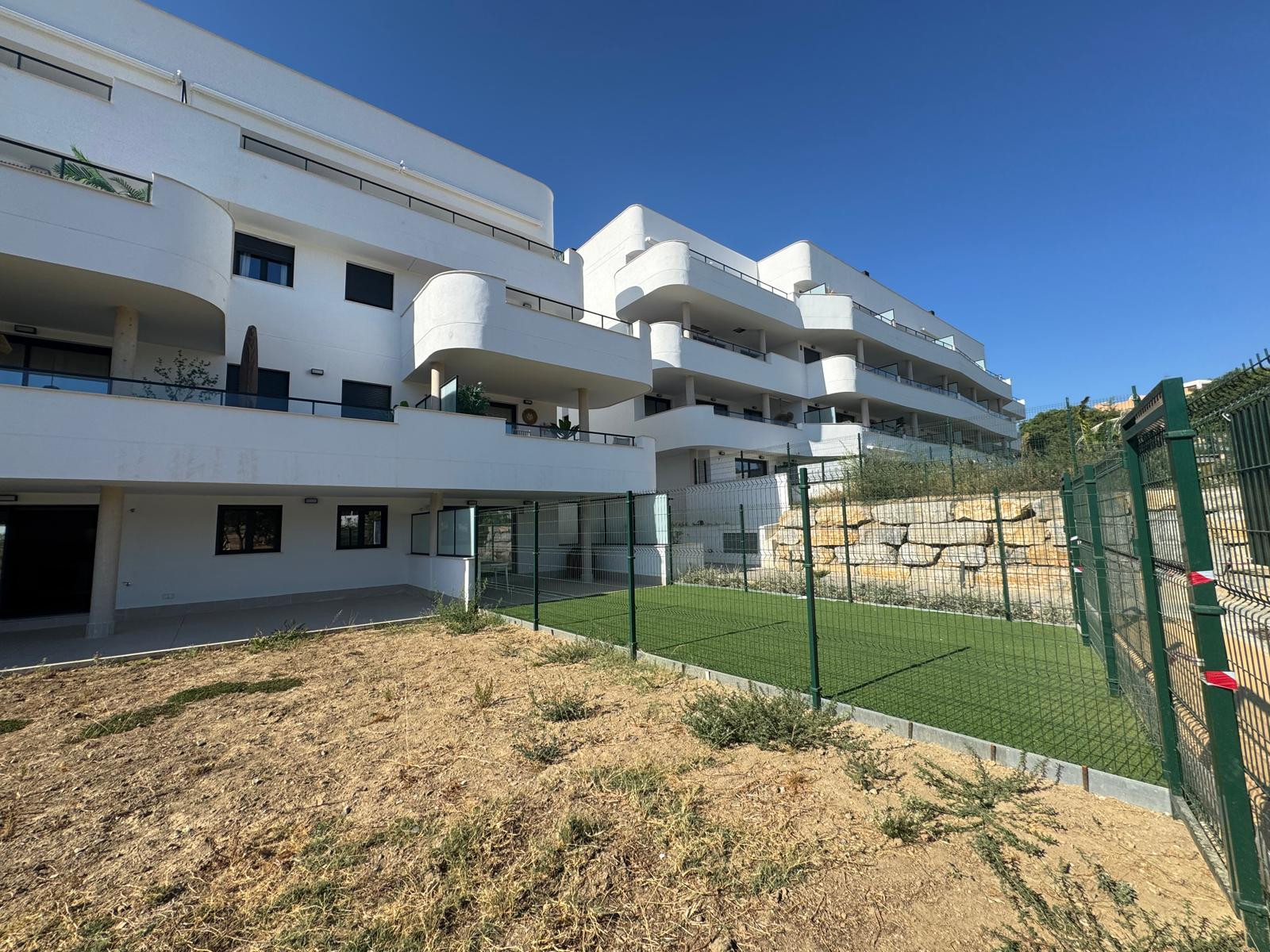 2 Bedroom Apartment in Estepona - Photo 16