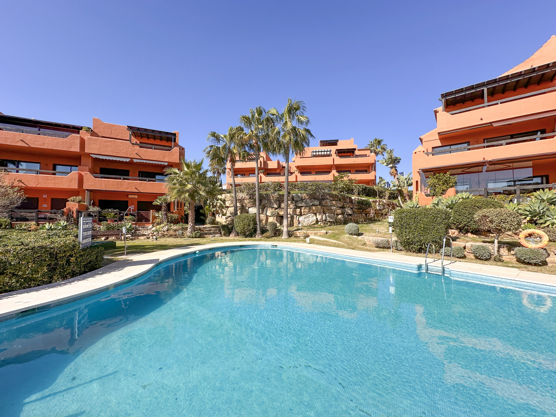 2 Bedroom Penthouse in Estepona - Photo 2