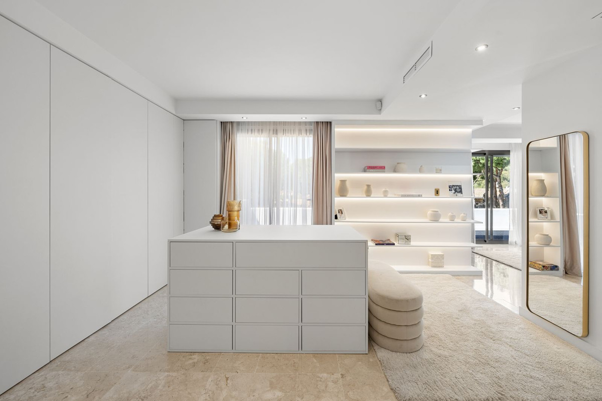 6 Bedroom Villa in Marbella - Photo 8