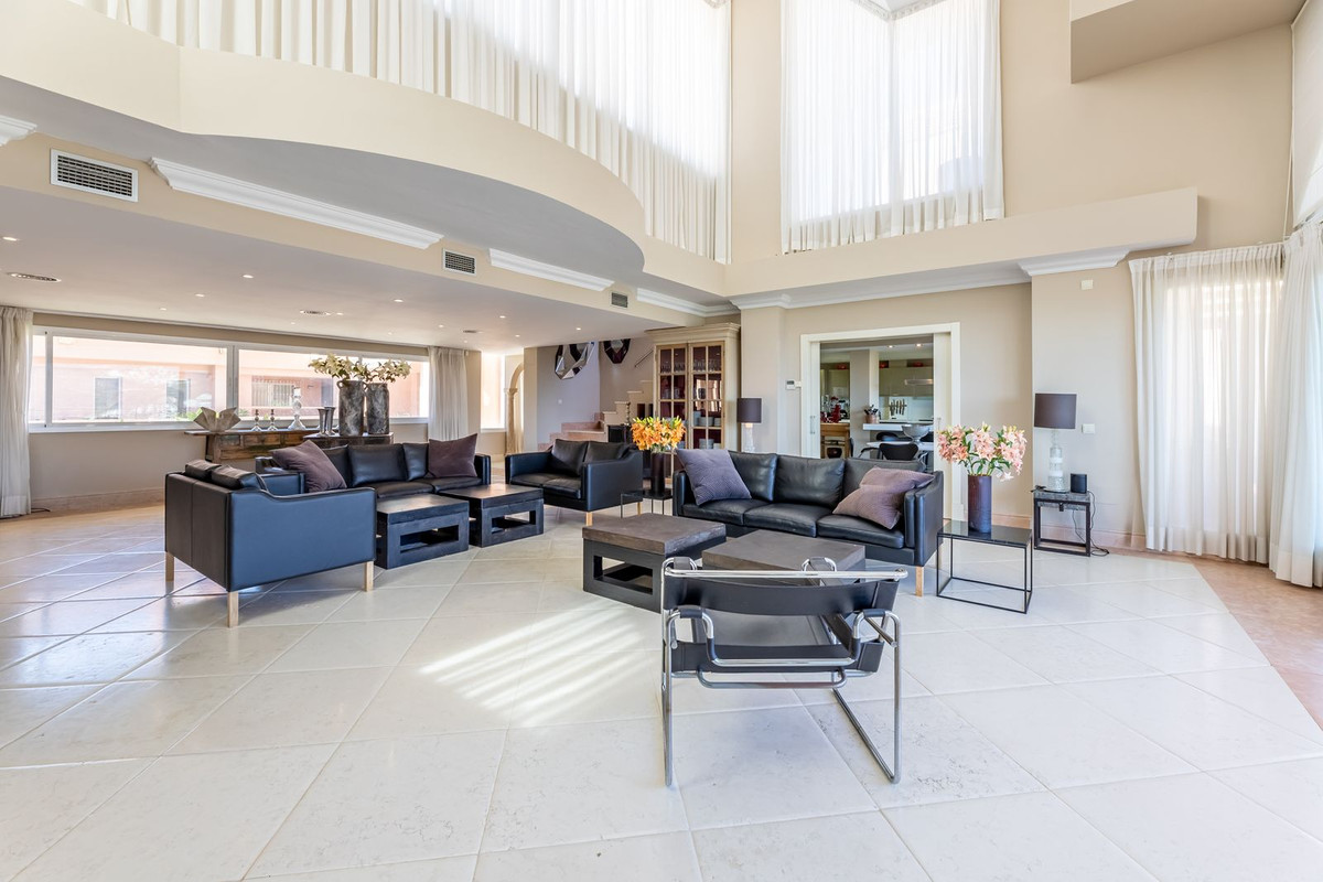 Piso de 5 dormitorios con piscina en Málaga – Foto 4