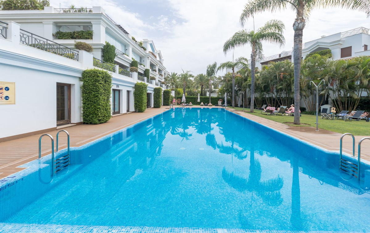 3 Bedroom Apartment in Estepona - Photo 6