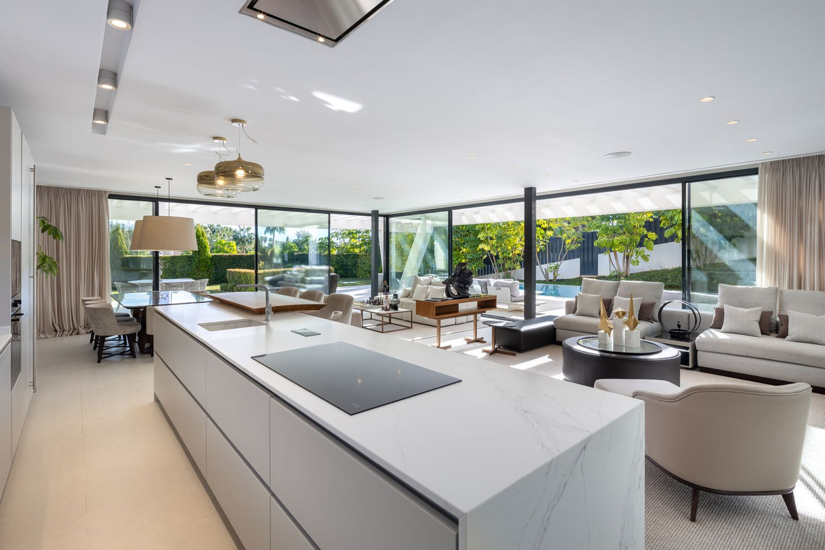 6 Bedroom Villa in Marbella - Photo 7
