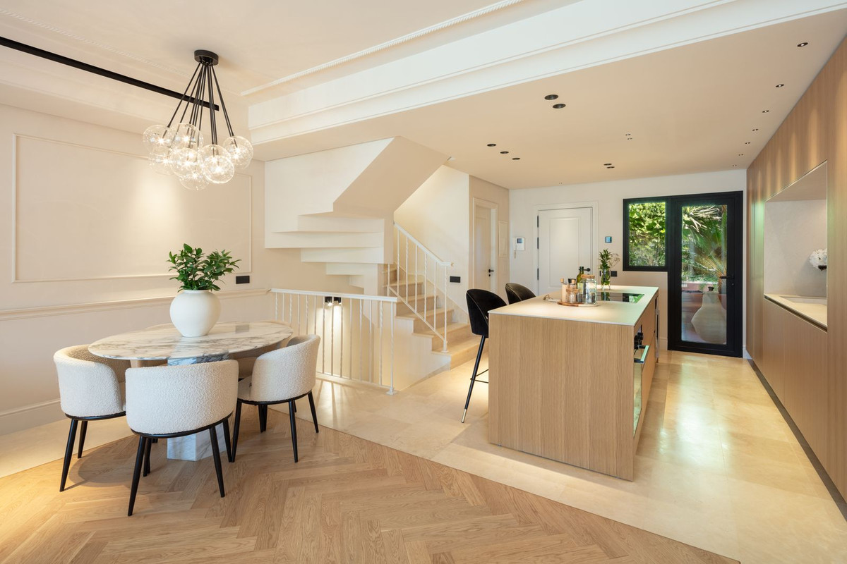 4 Bedroom Townhouse in Marbella - Photo 8