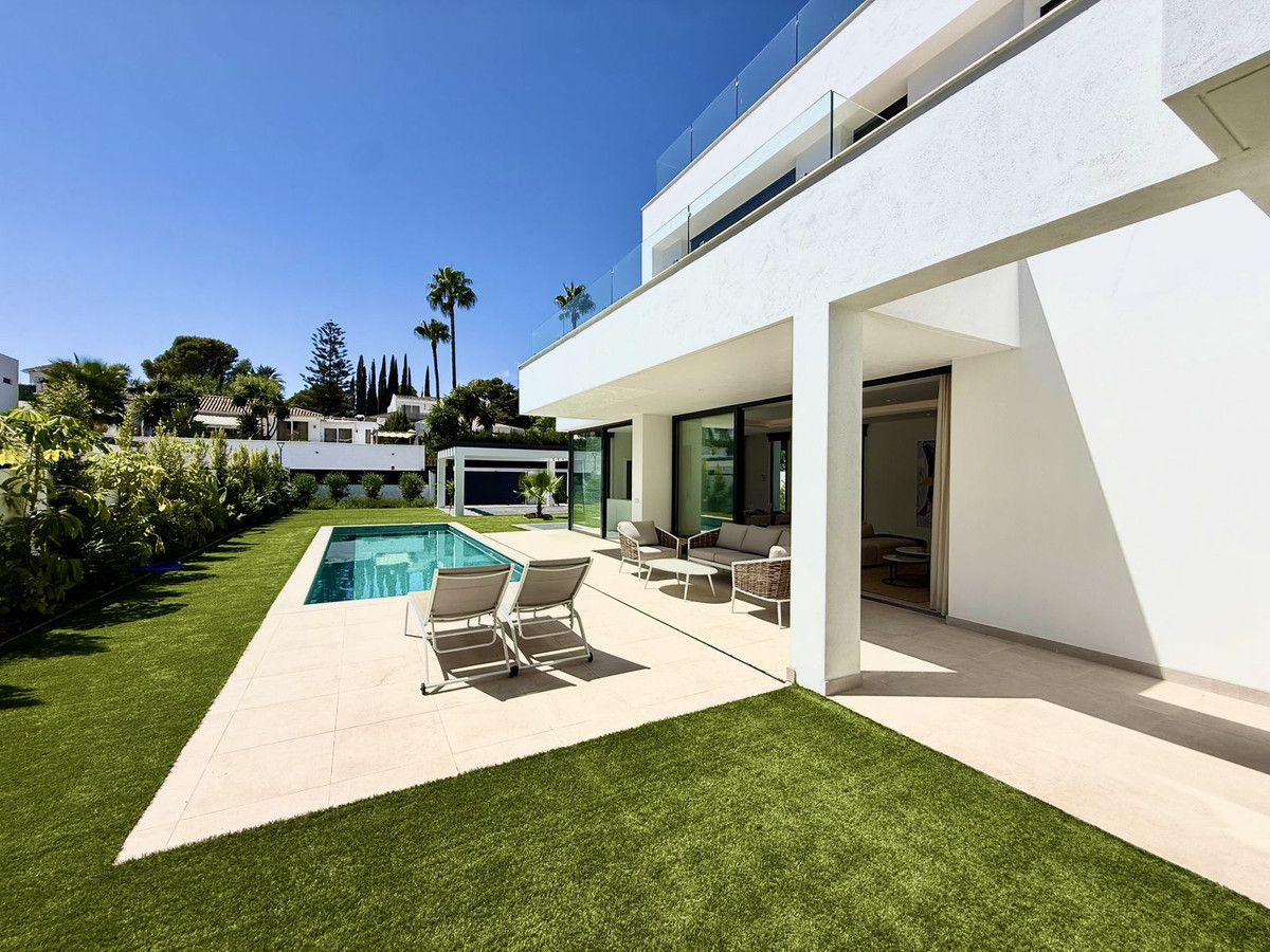 6 Bedroom Villa in Estepona - Photo 10