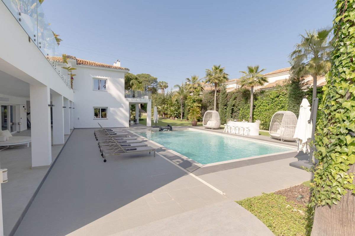 6 Bedroom Villa in Estepona - Photo 35