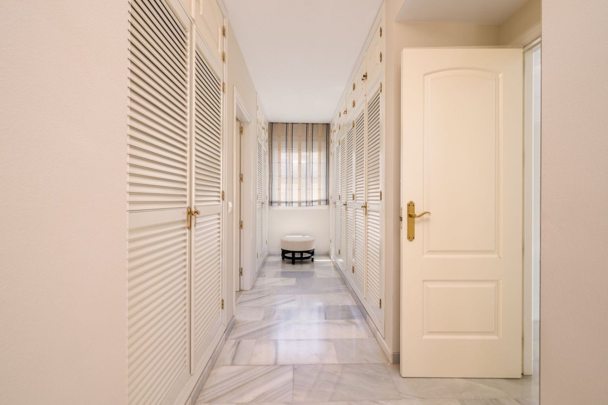6 Bedroom Villa in Marbella - Photo 21