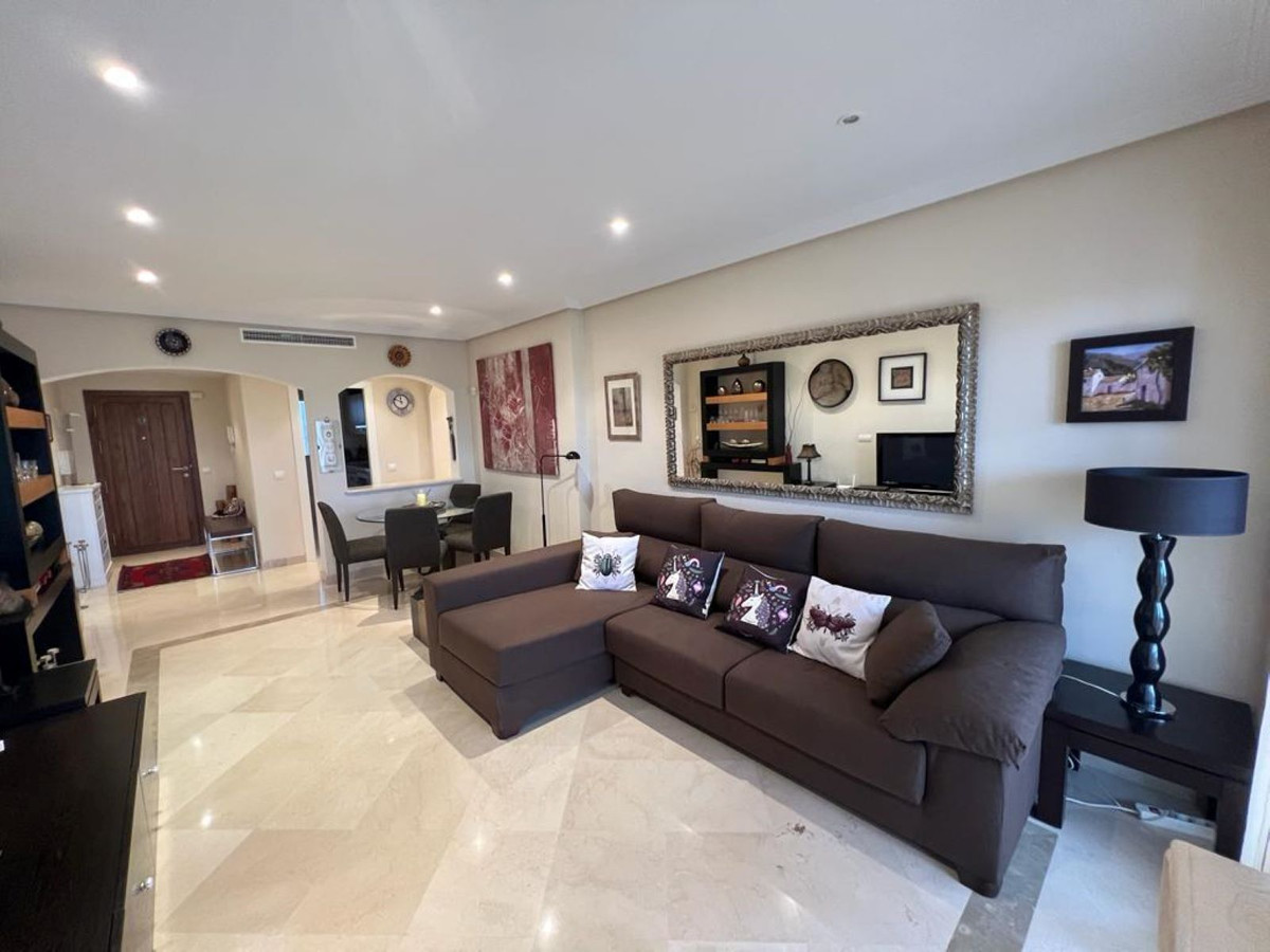 3 Bedroom Apartment in Benahavís - Photo 4