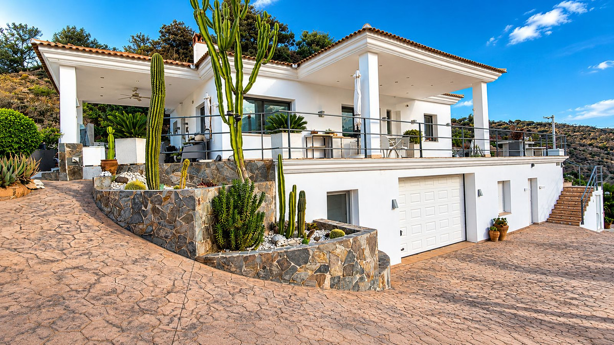 Chalet de 4 dormitorios con piscina en Málaga – Foto 1