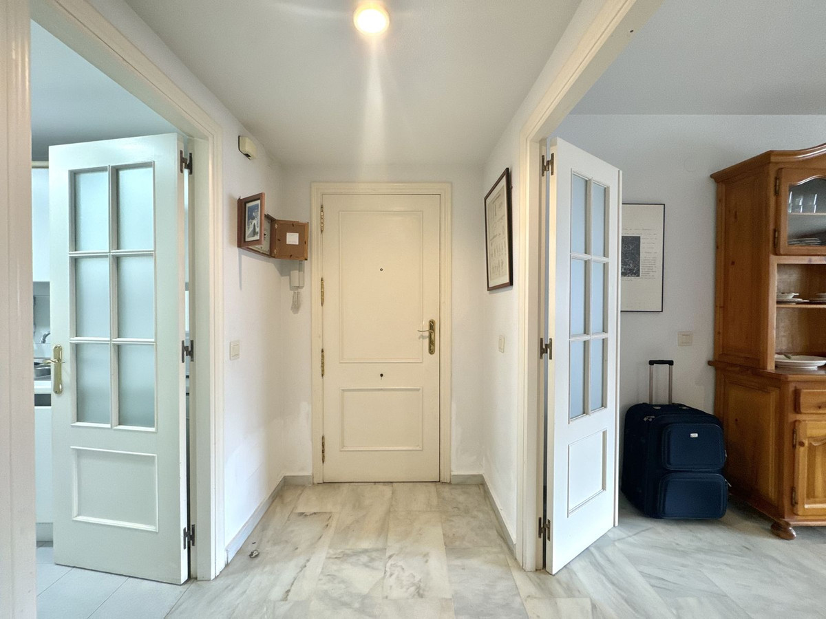 3 Bedroom Apartment in Estepona - Photo 6