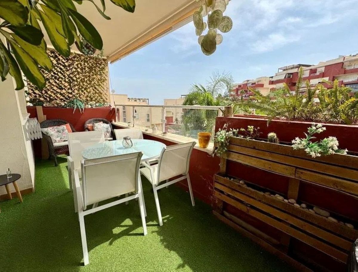2 Bedroom Apartment in Benalmádena - Photo 3