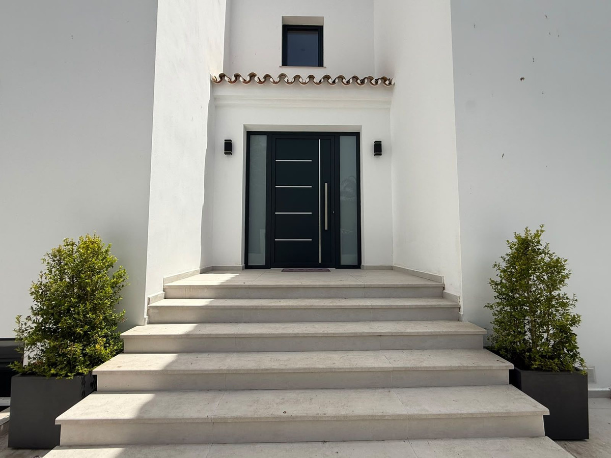 5 Bedroom Villa in Marbella - Photo 9