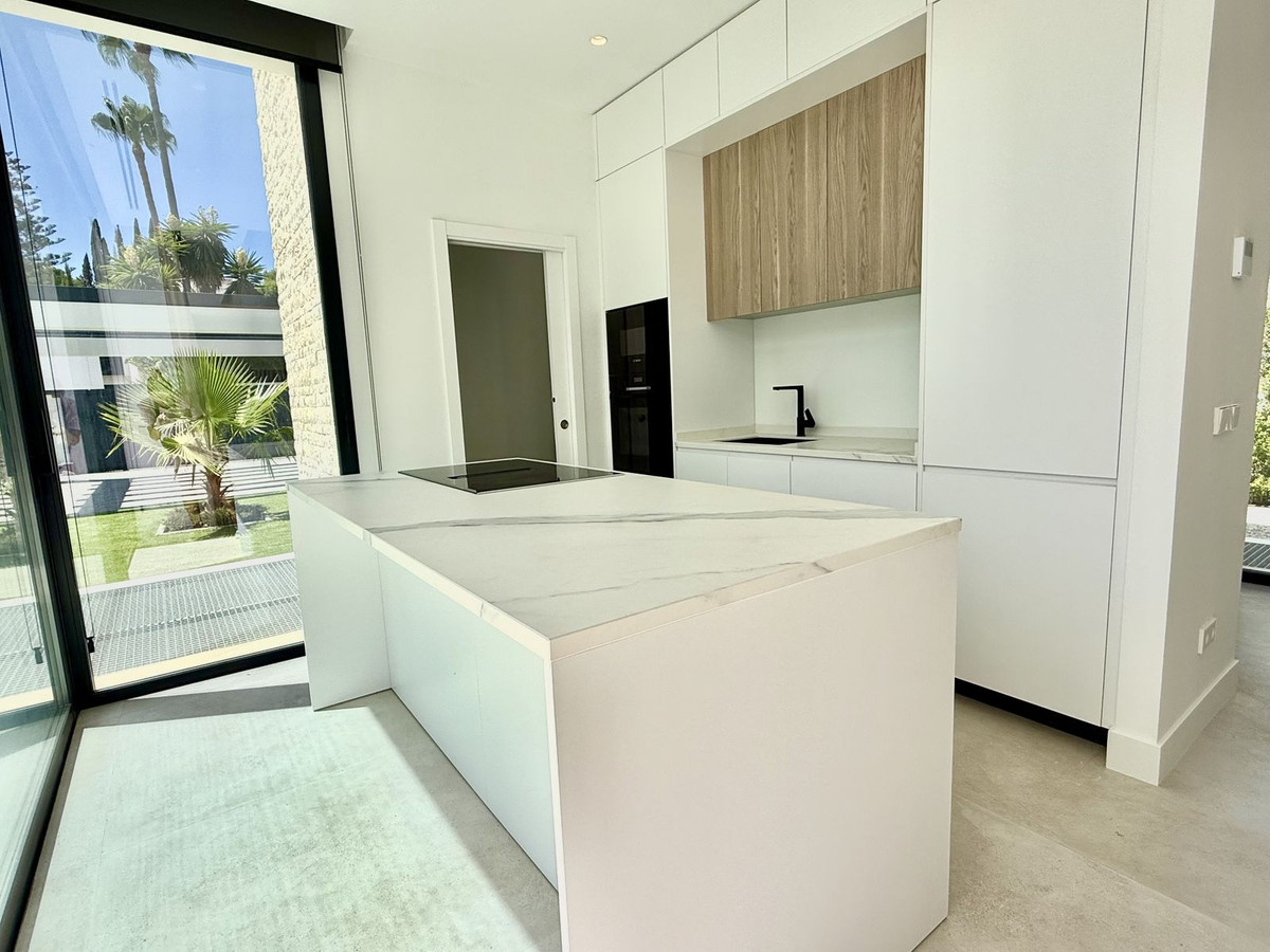 6 Bedroom Villa in Estepona - Photo 18