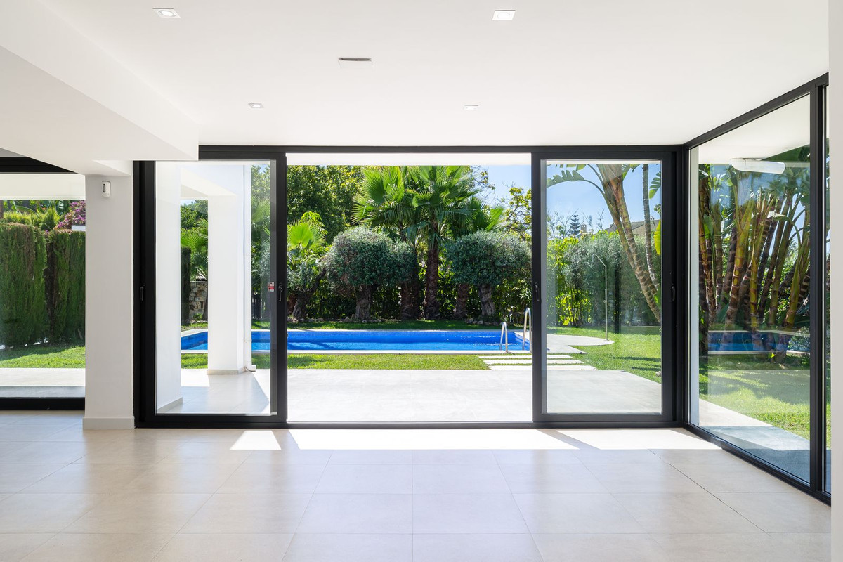 4 Bedroom Villa in San Pedro de Alcántara - Photo 8
