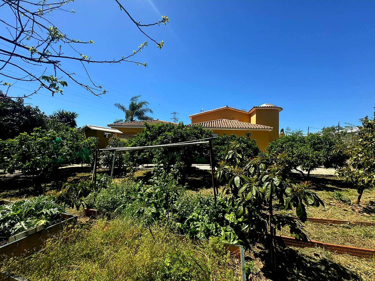 4 Bedroom Villa in Marbella - Photo 40
