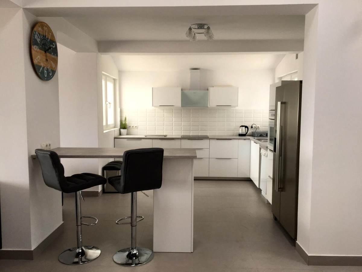 4 Bedroom Villa in Estepona - Photo 7