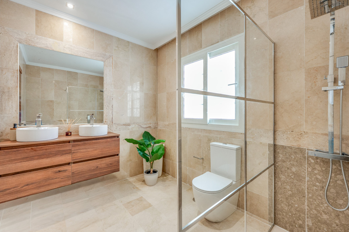 3 Bedroom Villa in Marbella - Photo 9