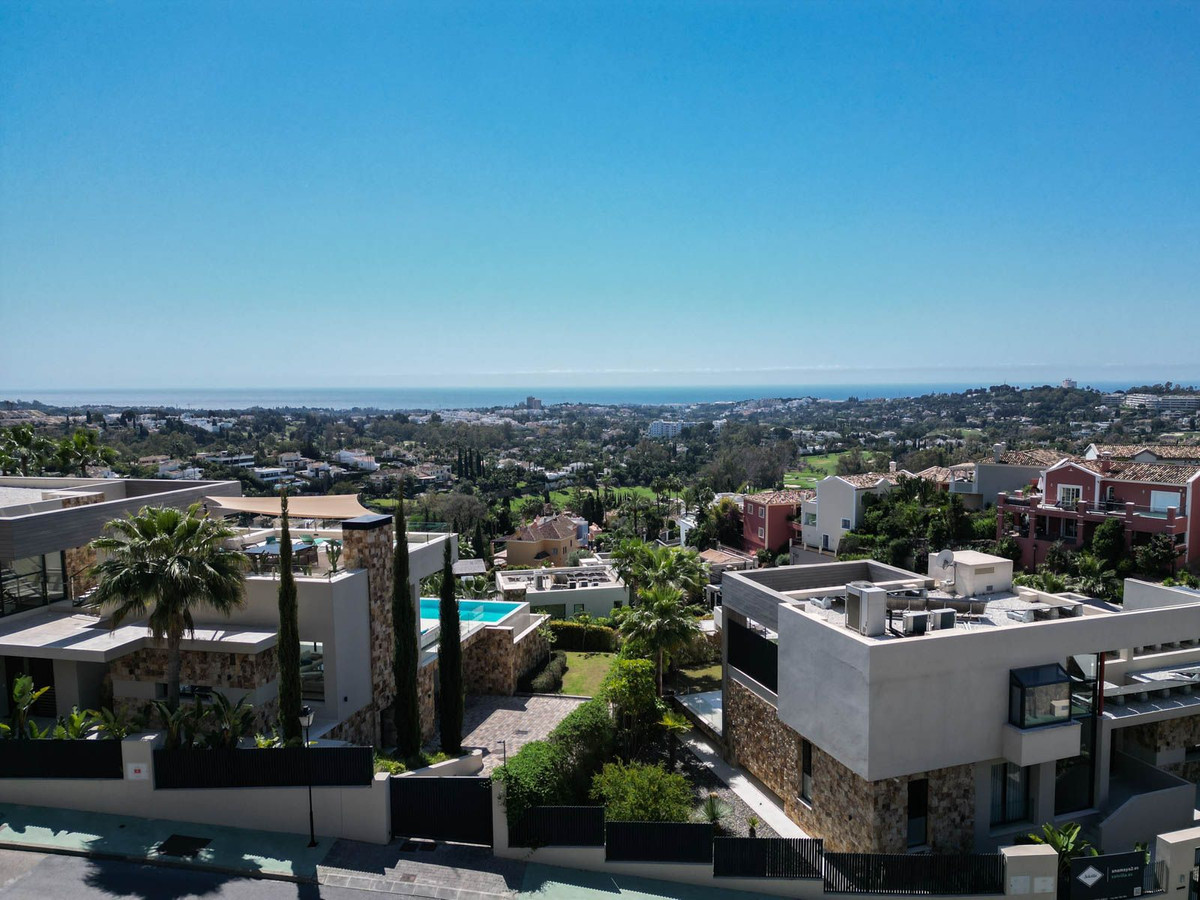 2 Bedroom Apartment in Marbella - Photo 2