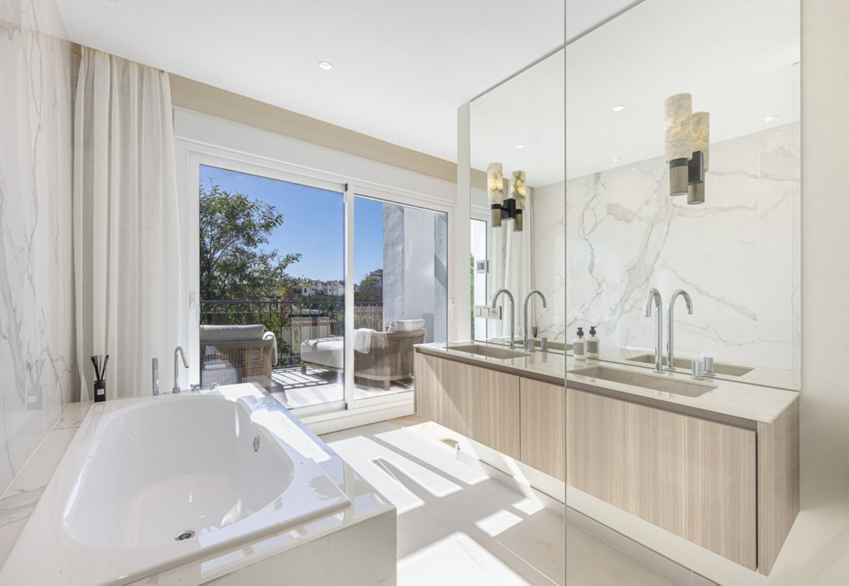 5 Bedroom Townhouse in Marbella - Photo 24