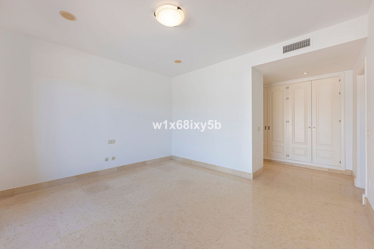 3 Bedroom Penthouse in Benahavís - Photo 21