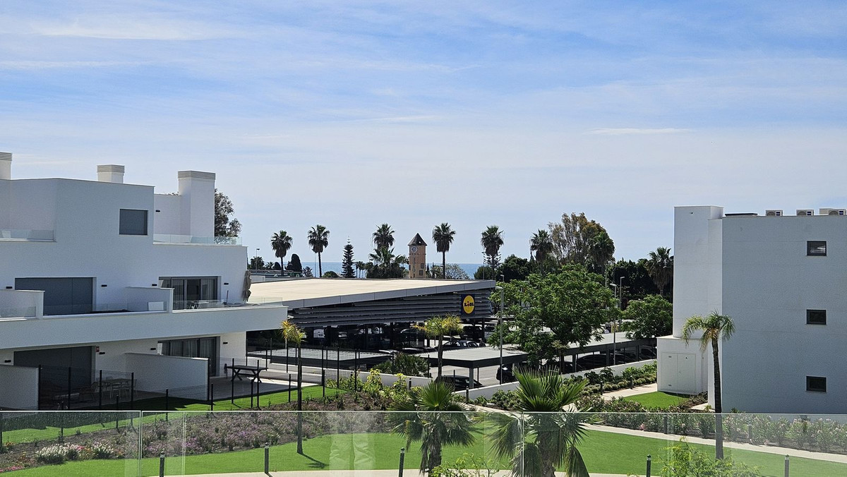 2 Bedroom Apartment in Estepona - Photo 20