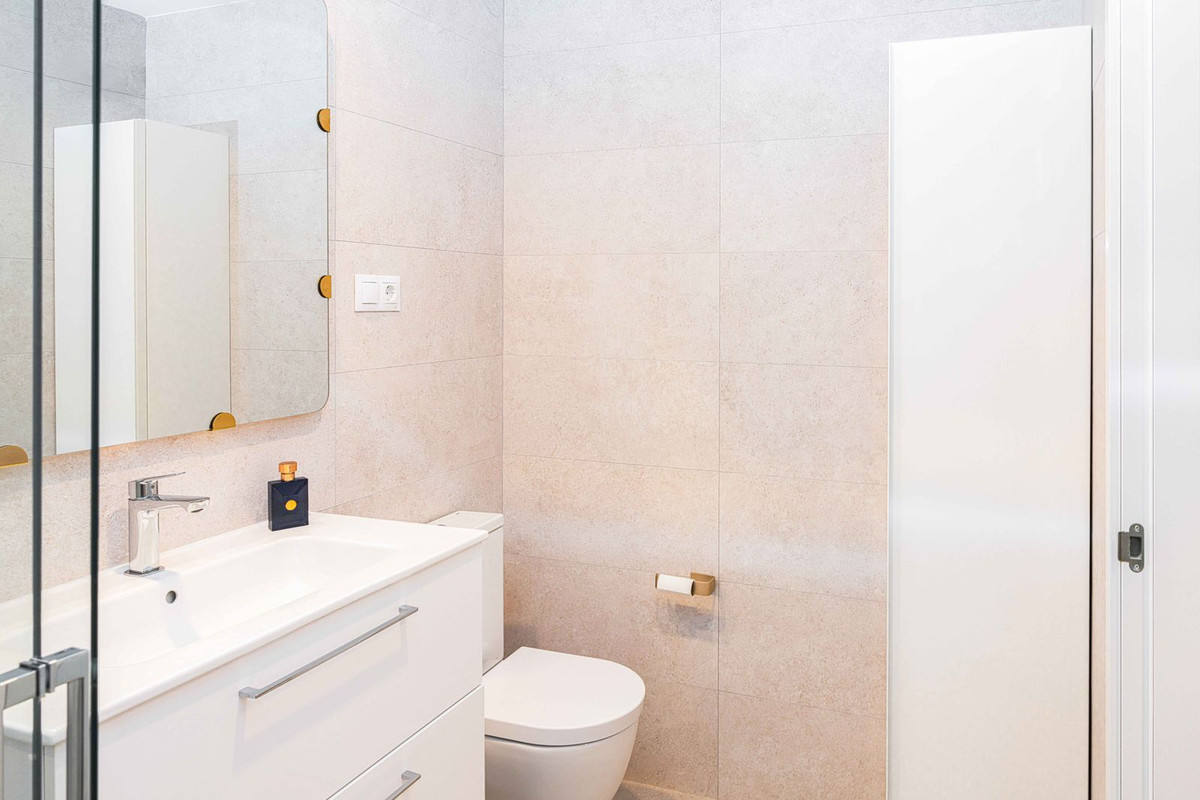 2 Bedroom Apartment in Benalmádena - Photo 15