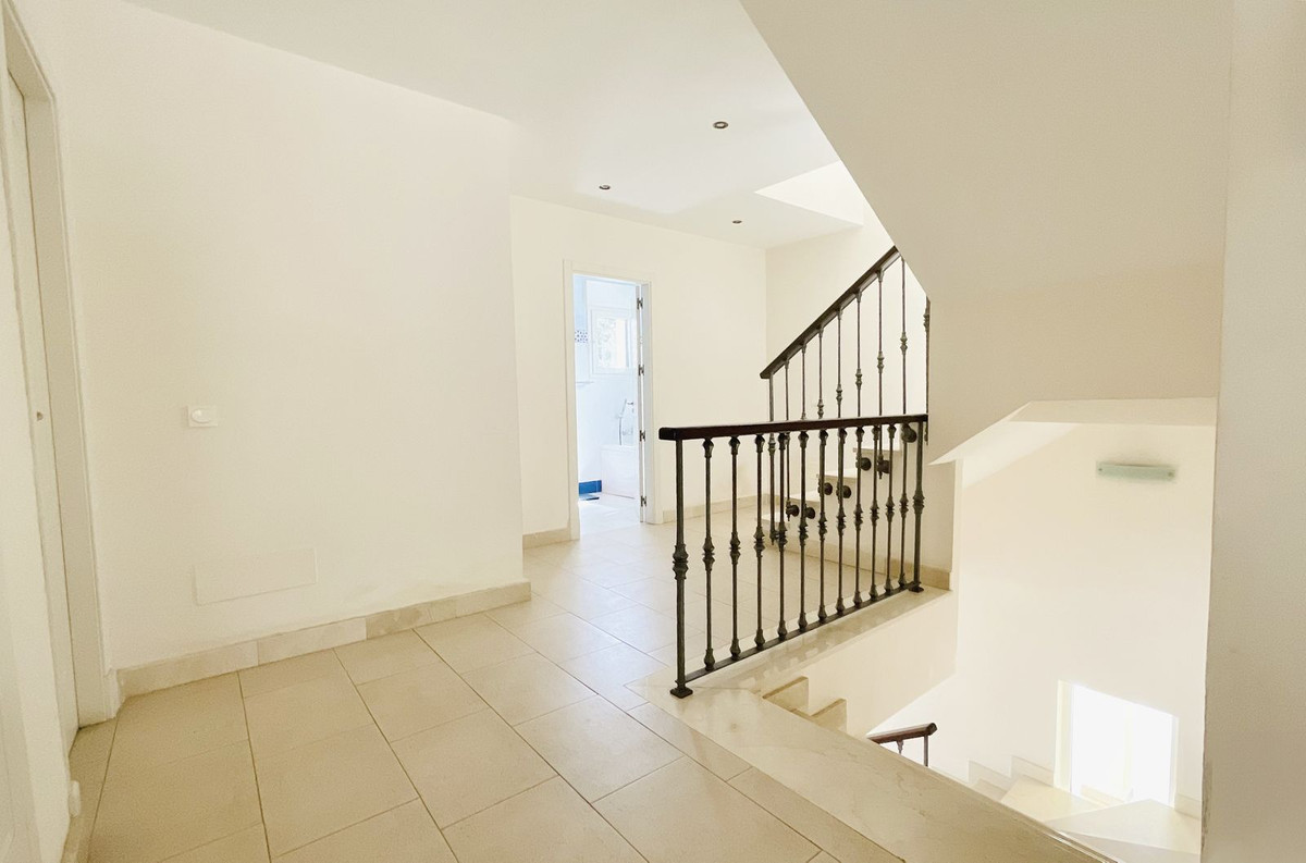 6 Bedroom Villa in Marbella - Photo 22