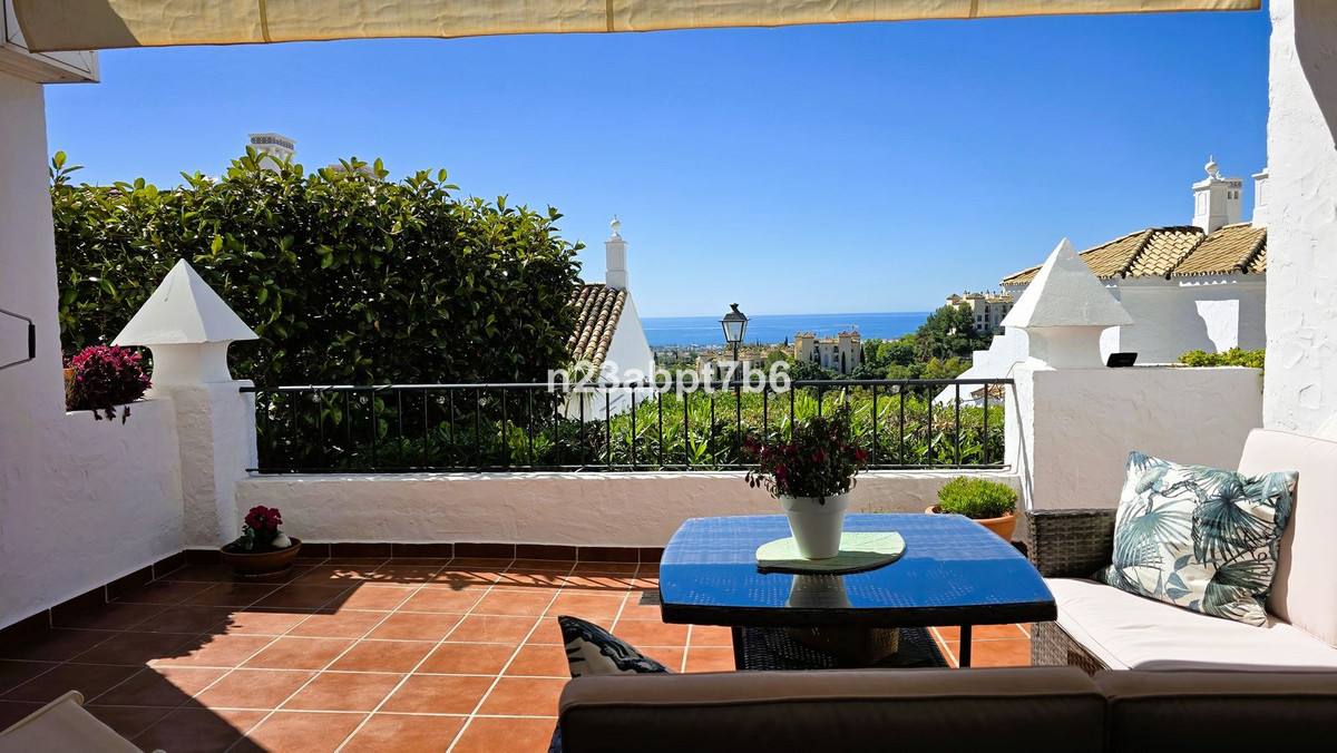 2 Bedroom Apartment in Benahavís - Photo 16