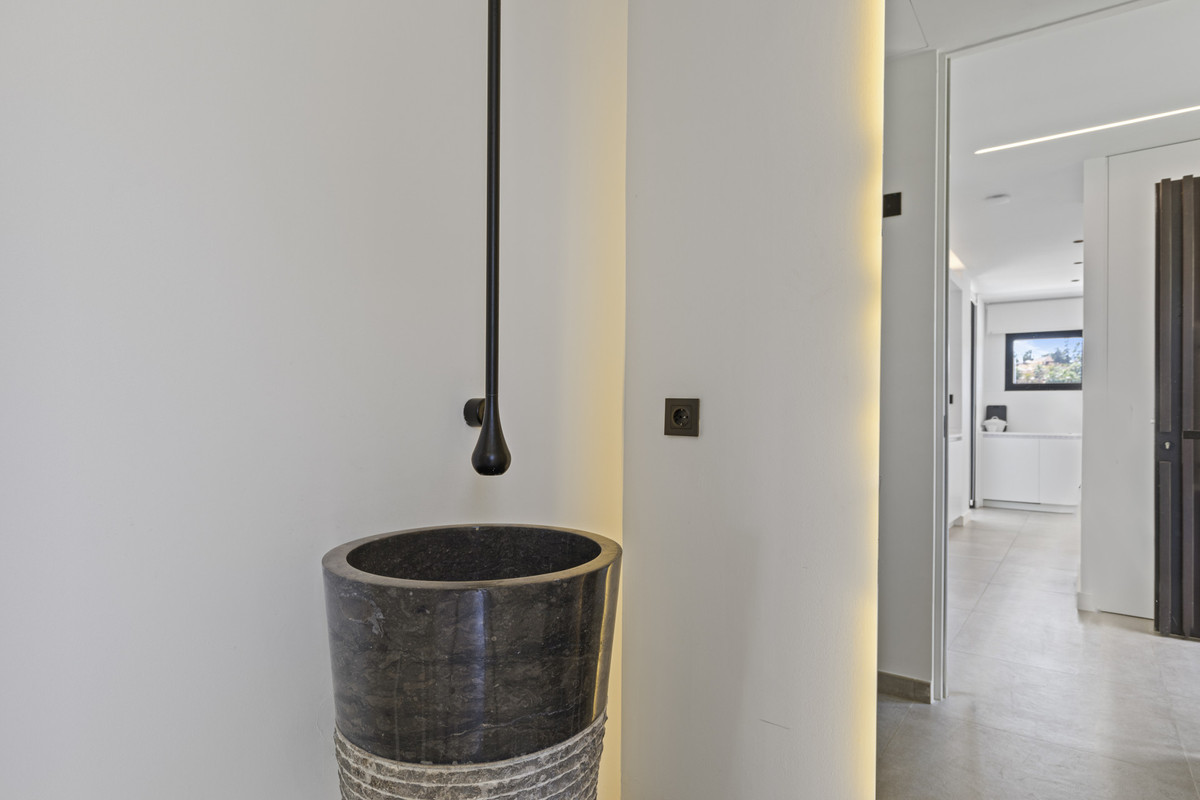 4 Bedroom Villa in Estepona - Photo 10