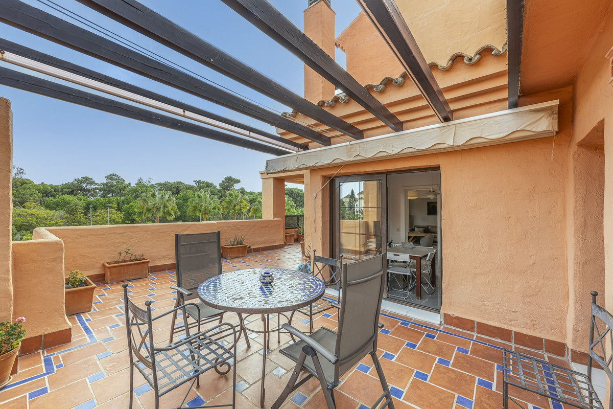4 Bedroom Penthouse in Estepona - Photo 2
