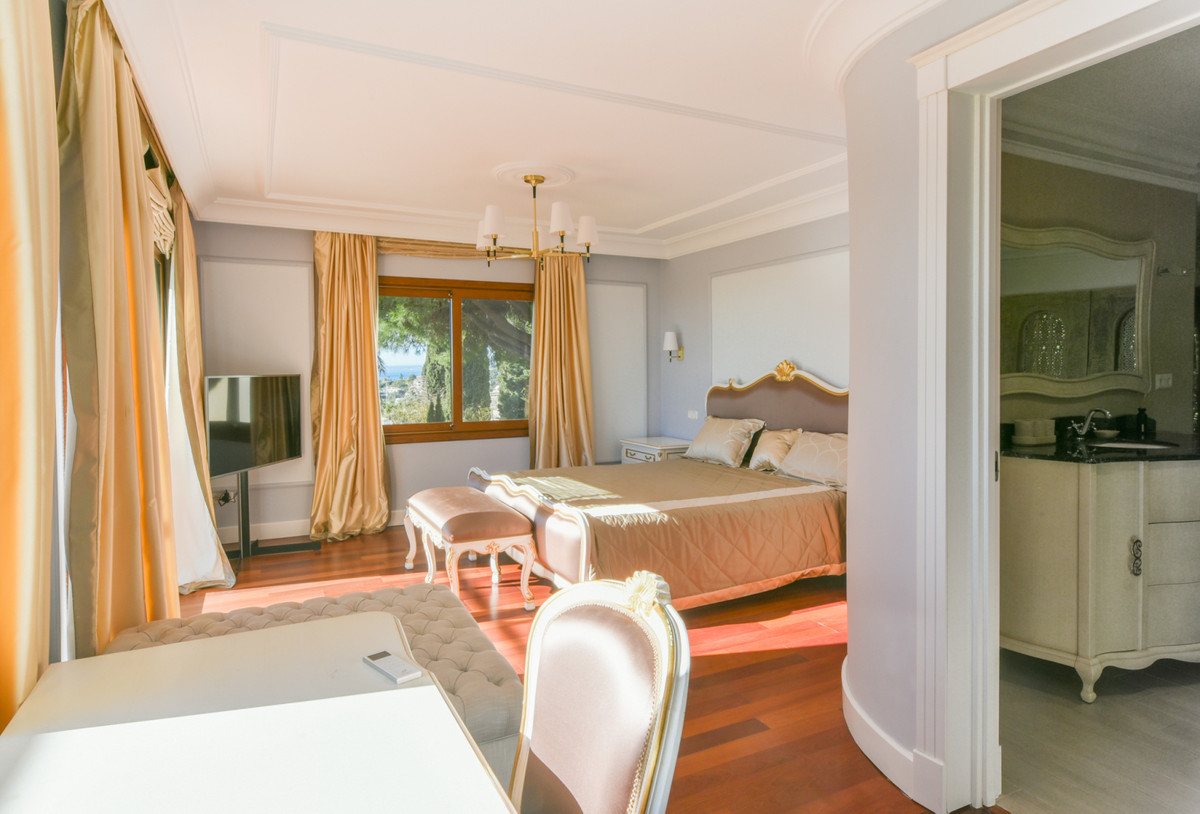 5 Bedroom Villa in Marbella - Photo 23