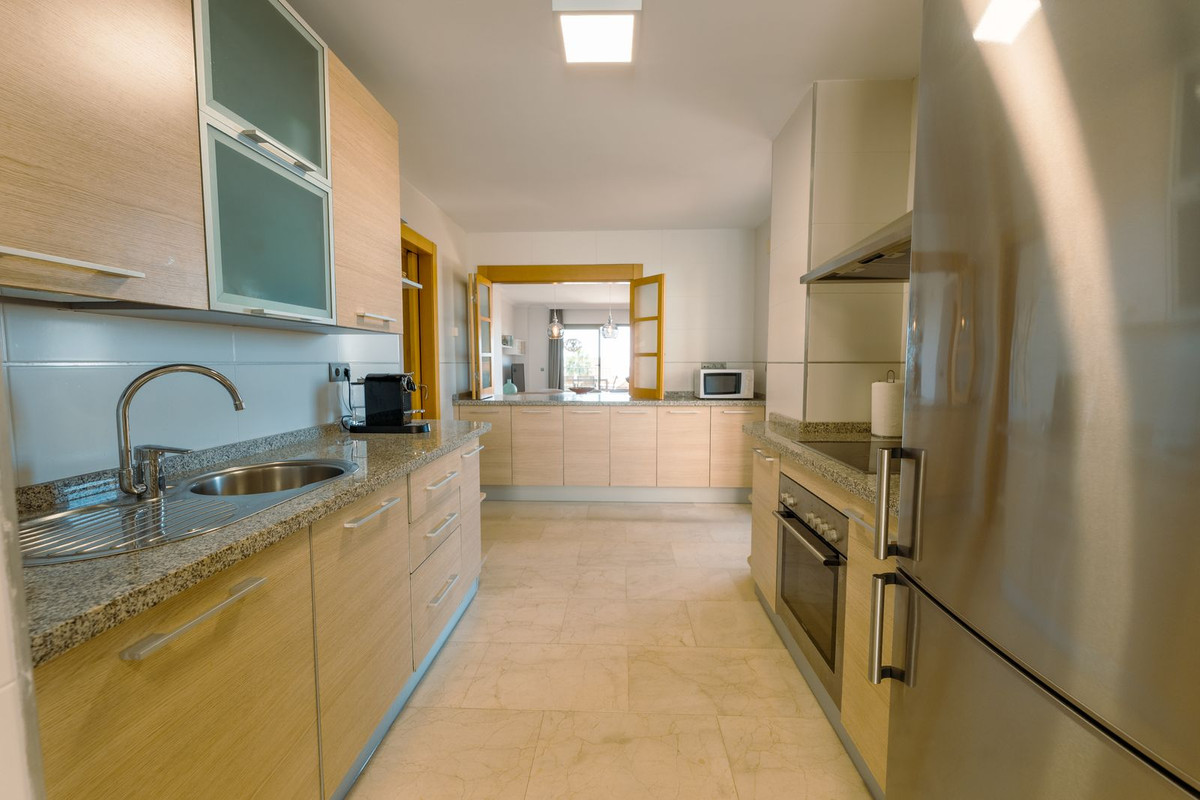 2 Bedroom Apartment in Estepona - Photo 9