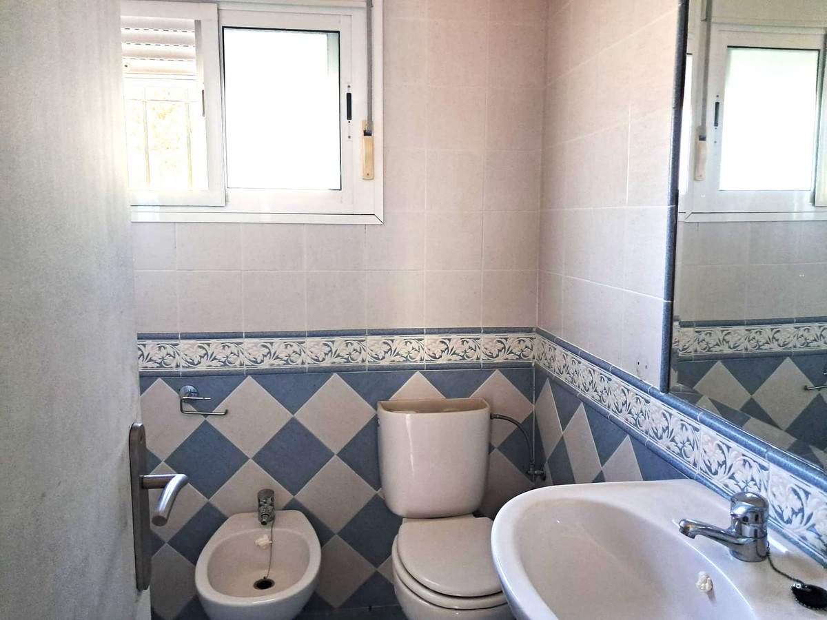 5 Bedroom Villa in Estepona - Photo 15