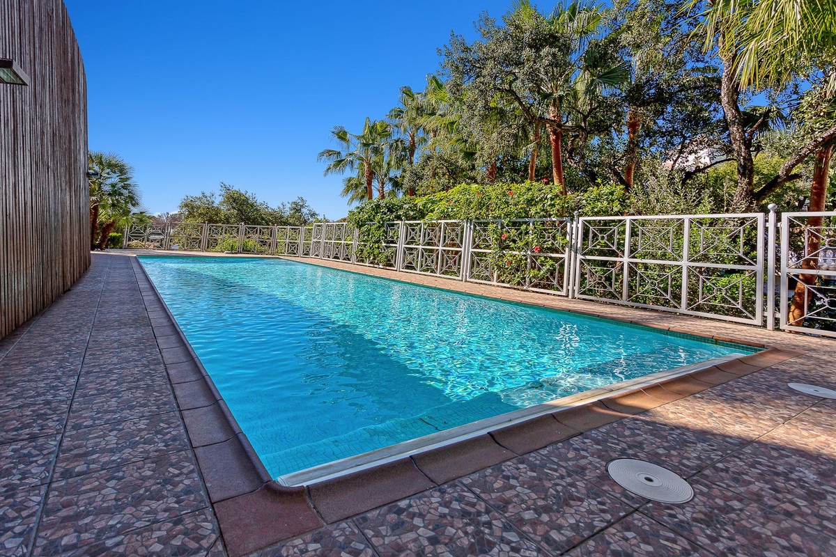 4 Bedroom Villa in Marbella - Photo 24