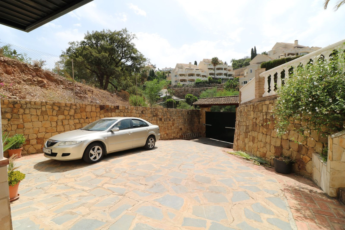4 Bedroom Villa in Marbella - Photo 6