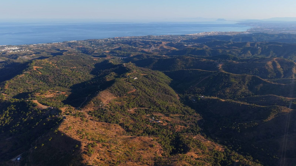 615,000 m² Plot in Estepona - Photo 2