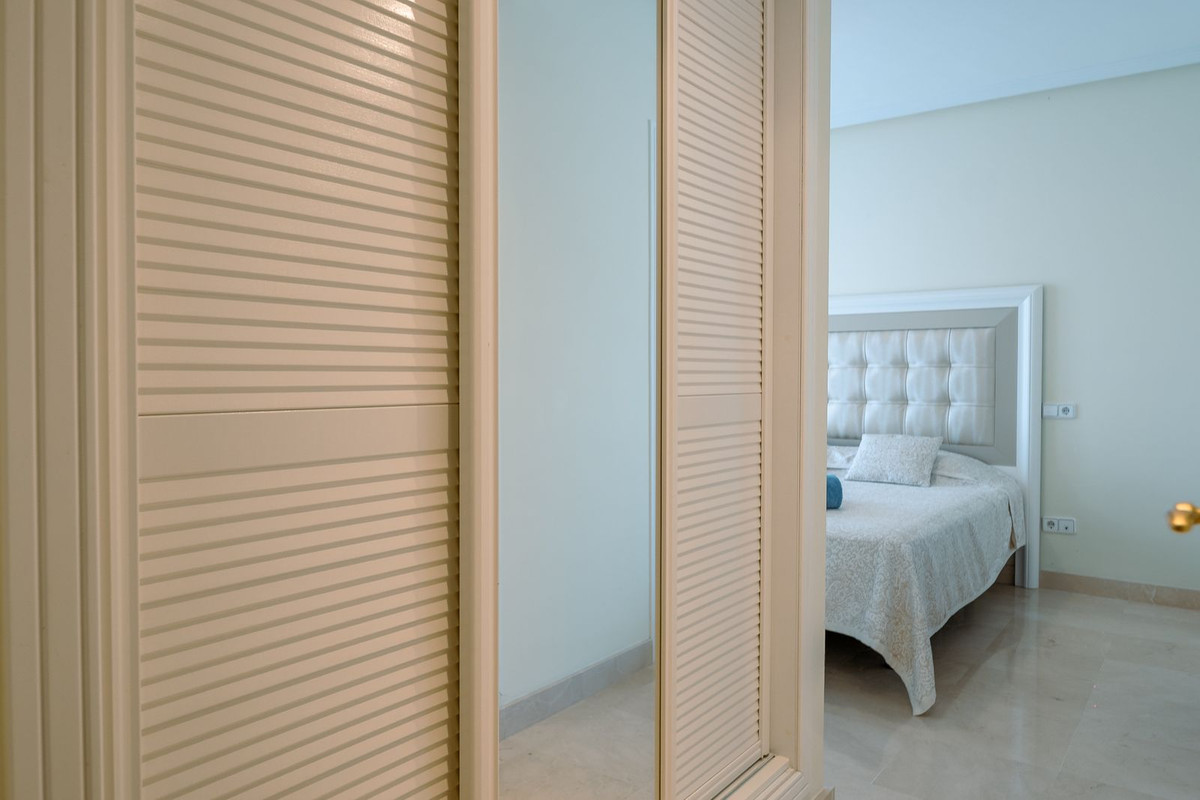 3 Bedroom Apartment in Benahavís - Photo 16
