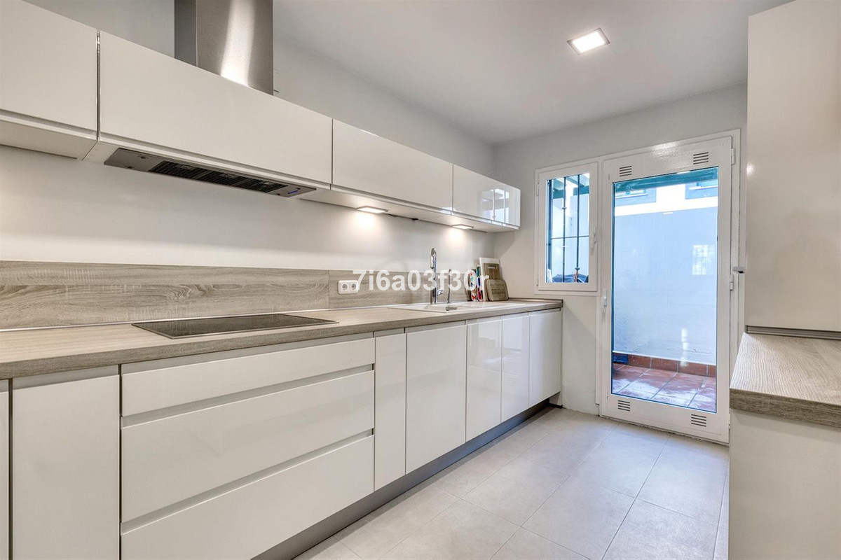 5 Bedroom Townhouse in San Pedro de Alcántara - Photo 8