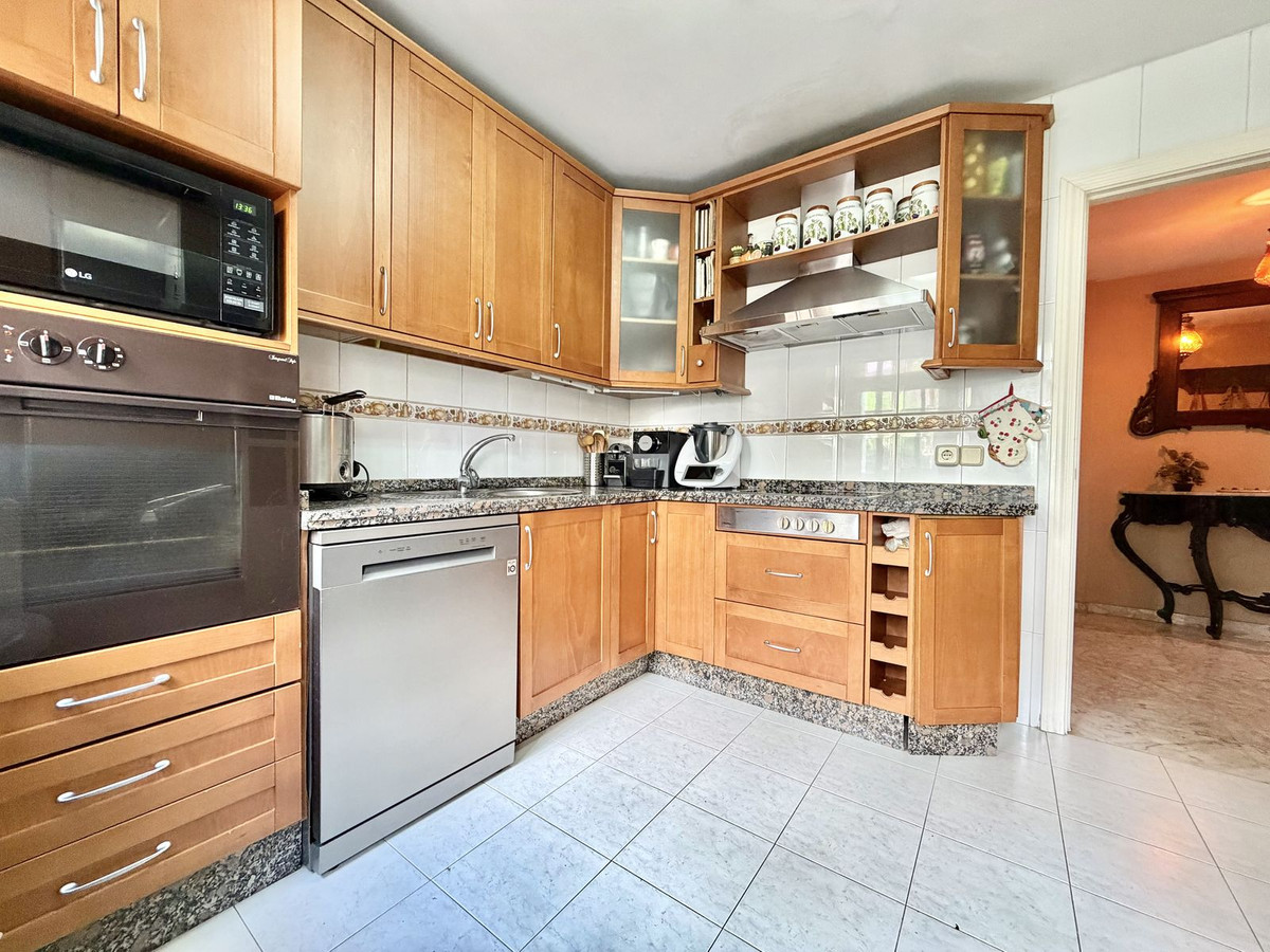 4 Bedroom Apartment in Marbella - Photo 12