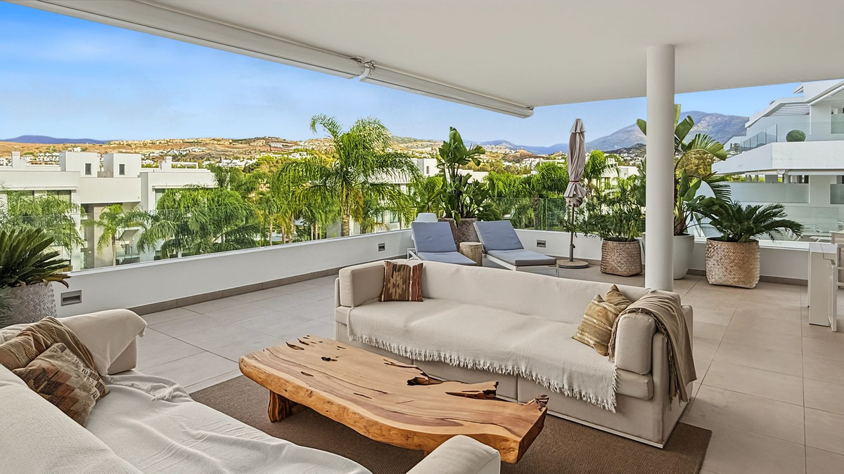 3 Bedroom Apartment in Estepona - Photo 2