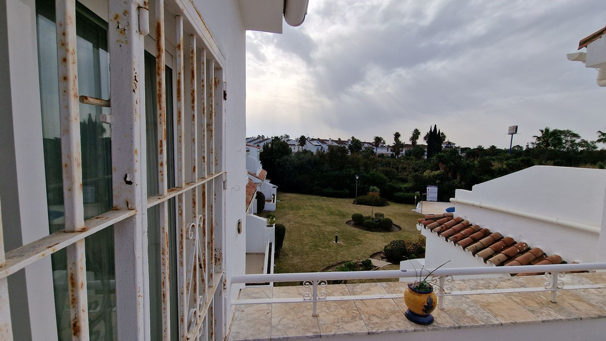 2 Bedroom Apartment in Estepona - Photo 8