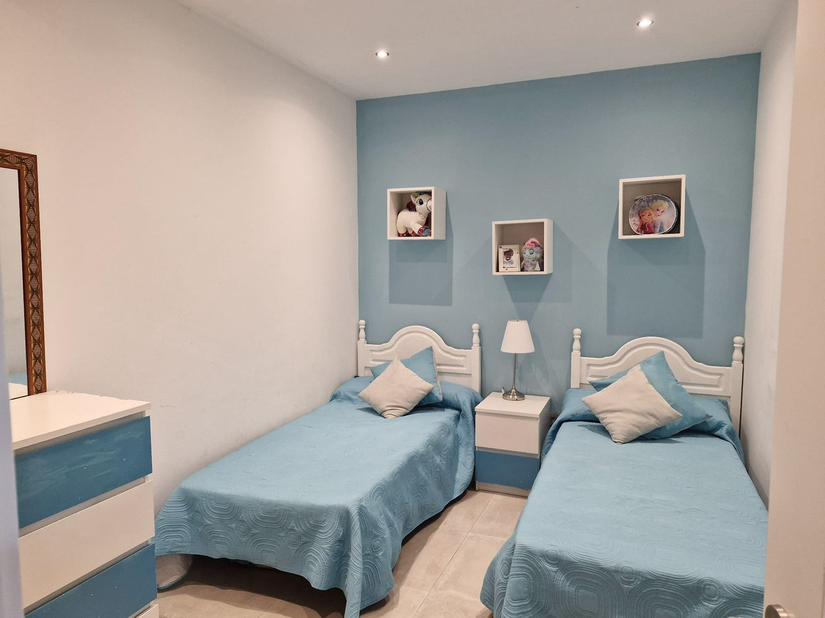 2 Bedroom Apartment in Torremolinos - Photo 2