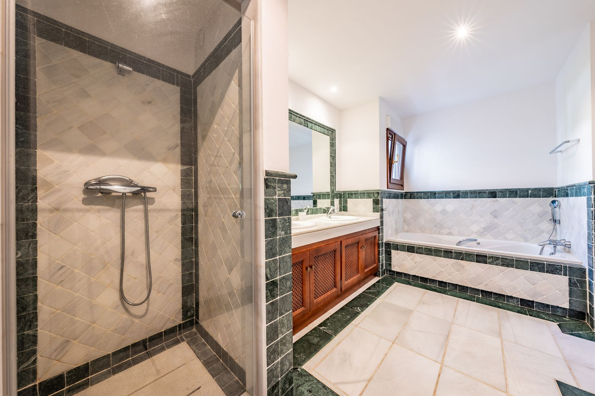 2 Bedroom Apartment in Marbella - Photo 29