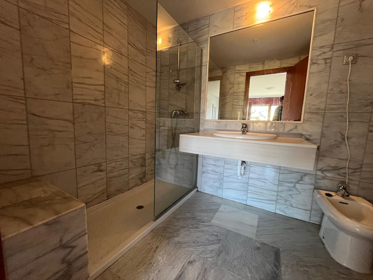 2 Bedroom Apartment in Benahavís - Photo 15