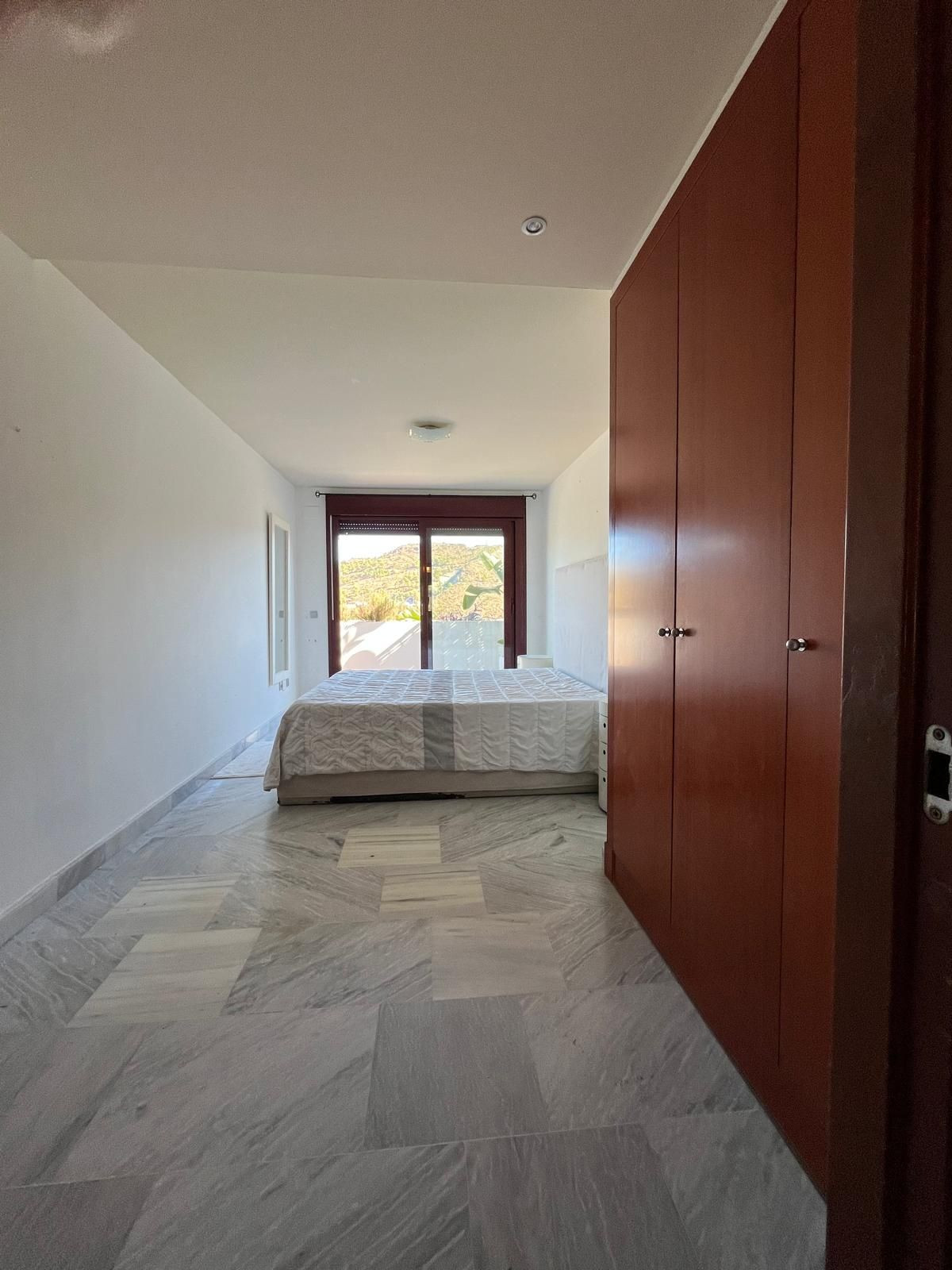 2 Bedroom Apartment in Benahavís - Photo 14
