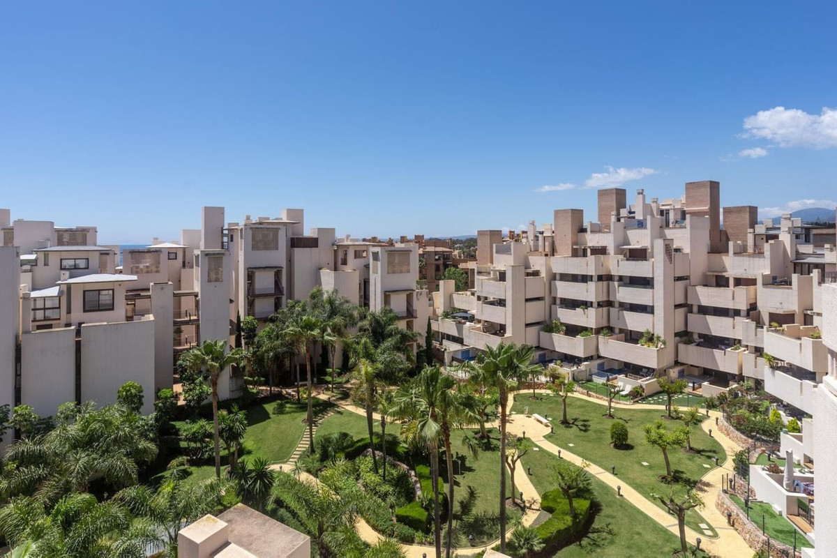 2 Bedroom Penthouse in Estepona - Photo 19