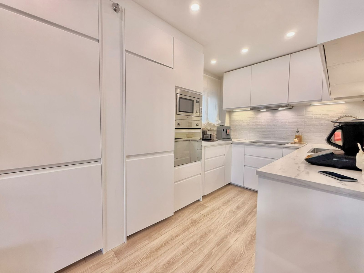 2 Bedroom Apartment in Fuengirola - Photo 6